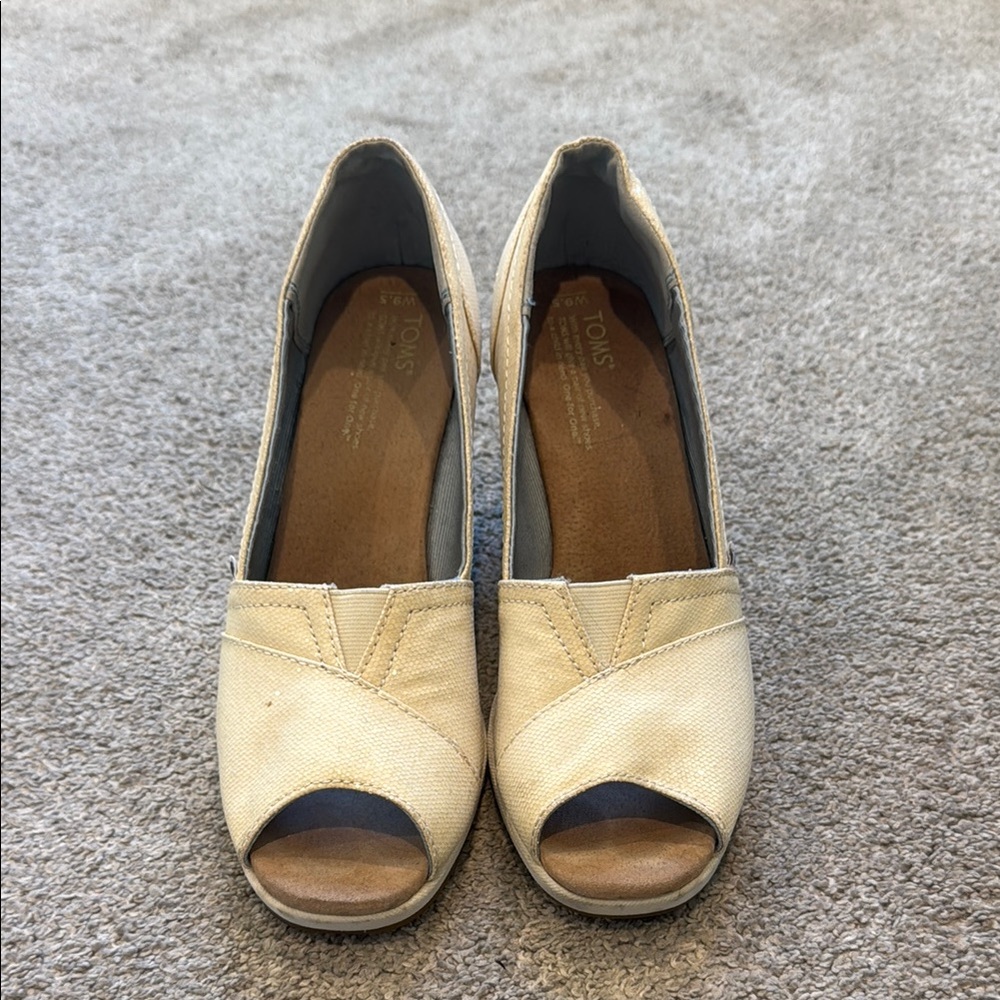 TOMS Women's Cream Peep Toe wedding wedges